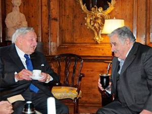 Rockefeller y Mujica tomando mate. Al  precio que está la yerba, seguramente la pagó Rockefeller