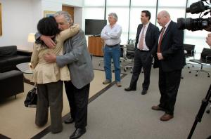 Mujica abraza a Reynoso