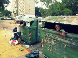contendor; niños; basura
