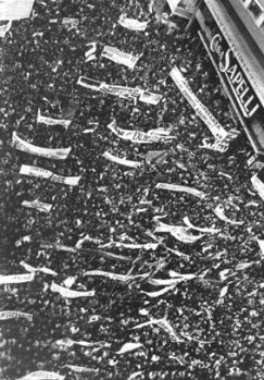 Foto panorámica parcial del Primer acto público del FA: 26 de Marzo de 1971