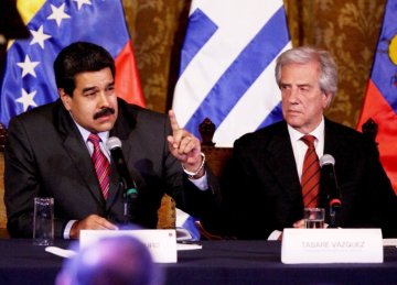 el-presidente-venezolano-nicolas-maduro-izq-gesticula-ante-su-colega-uruguayo-tabare-vazquez-foto-de-archivo-_794_573_1395510