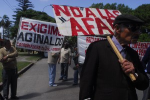 Jubilados realizan una concentración y caceroleos frente a la residencia presidencial de Suárez durante la realización del Consejo de Ministros en reclamo de jubilaciones dignas y eliminación de las AFAP